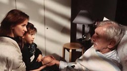 Sarah (Julia Stark) begreift nicht wirklich, warum ihr Opa sie schon bald wieder verlassen muss.