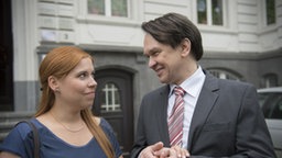 Sarah und Andreas halten Händchen