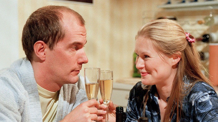 Schau mir in die Augen Kleines, und überleg es dir noch mal...Carsten (Georg Uecker) und Tanja (Sybille Waury) besprechen sich.