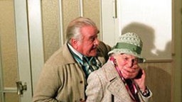 Schluss mit lustig: Egon "verbietet" Else den Mund.