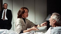 Schmollen zwecklos: Hans (Joachim Hermann Luger) muss das Gästezimmer räumen.