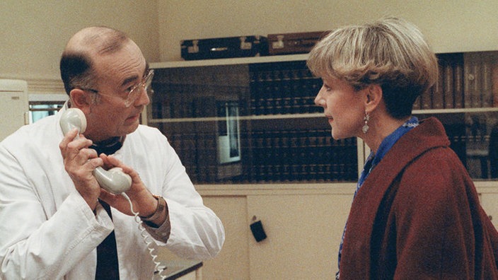 Schon wieder so ein geheimnisvolles Telefongespräch, bei dem Elisabeth Flöter nicht anwesend sein soll (Ludwig Haas, Dagmar Hessenland).