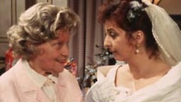Schwiegermutter Else (Annemarie Wendl) schenkt der Braut zum Hochzeitstag Familienschmuck.