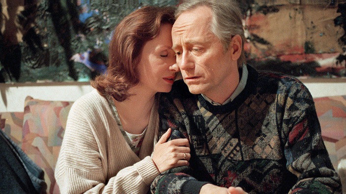 Selbstvorwürfe: Hans (Joachim Hermann Luger) konnte nicht verhindern, dass sich Tom mit Backhaus aus dem Staub gemacht hat. Anna (Irene Fischer) vesucht, ihn zu trösten.
