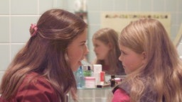 Sophie und Sarah streiten im Badezimmer
