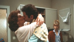 Tanja Schildknecht (Sybille Waury, rechts) muss eifersüchtig mit ansehen, wie ihre Mutter Henny (Monika Woytowicz) und Stefan Nossek sich küssen.