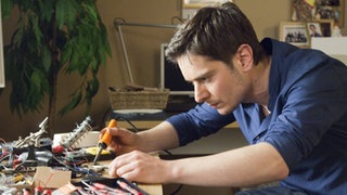 Timo (Michael Baral) bastelt an der Bombe. Mit ihr soll der geplante Anschlag in der Lindenstraße ausgeführt werden.