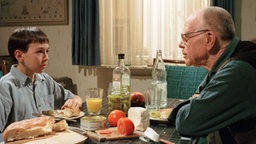 Tom und Walter sitzen am Esstisch