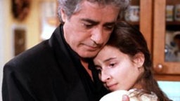 Traumatisierte Vater-Tochter-Beziehung: Jean-Luc (Gérard Herold) und seine Dominique (Brigitte Annessy).Bourgeoise trifft Bohème: Die Beimers (Marie-Luise Marjan, Joachim Hermann Luger) und die Mourraits (Frédérique de Pasquale, Brigitte Annessy, v.l.).