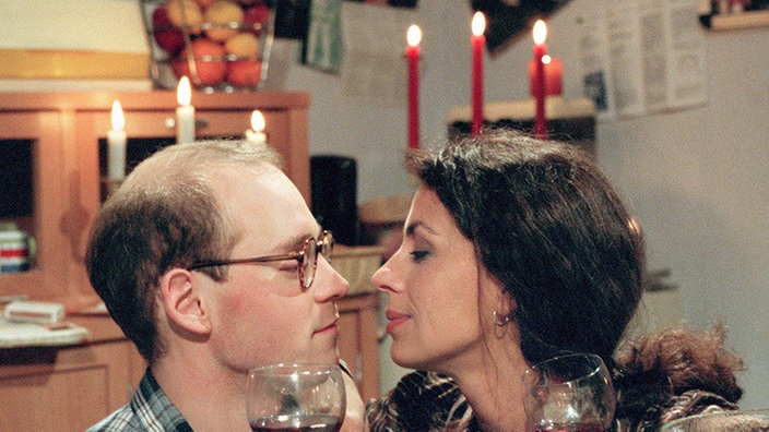Trautes Heim, Glück allein: Philipp (Philipp Neubauer) und Suzanne (Suzanne Evers) kommen sich näher und näher.
