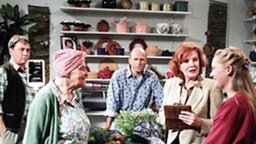 Treffpunkt Blumenladen - endlich hat Dieter seinen Platz in der Lindenstraße gefunden (v.l.: Annemarie Wendl, Marianne Rogée, Sontje Peplow).