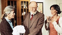 Urszula (Anna Nowak) ist machtlos: Mit der Rückker von Rosi und Hubert (Robert Zimmerling) müssen Wanda (Maria Wachowiak-Holonbeck) und Jaruslav die Wohnung verlassen.