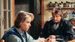 Valerie und Andy sitzen in der Zenker-Küche