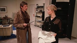 Vater und Tochter trennen sich im Streit: Tanja packt ihre Sachen.