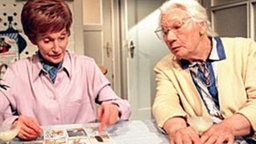 Vertrauensvoll lässt sich Frau Birkhahn (Hanna Burgwitz) von Rosi in die Karten gucken.