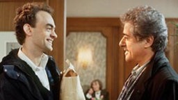 Via Matthias (Manfred Schwabe) versucht Jean-Luc die Gunst Dominiques zurückzuerobern.