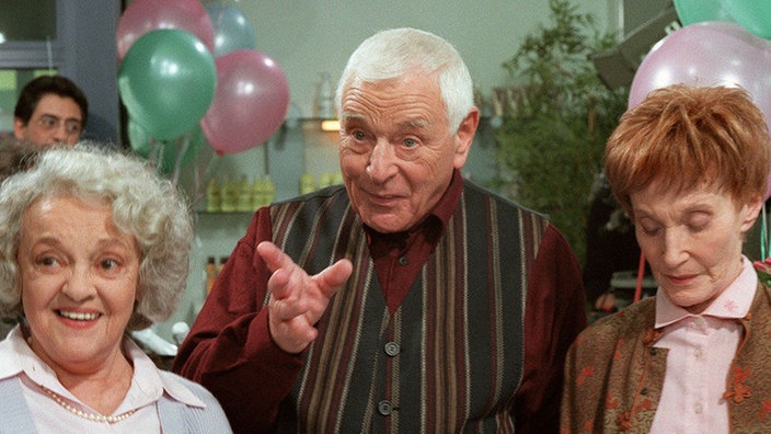 Wer lange probt, wird endlich gut: Hilde (Giselle Vesco, links), Oskar Krämer (Reinhaold Lampe) und Rosi (Margret van Munster) geben ein Ständchen zur Eröffnung des Friseursalons.