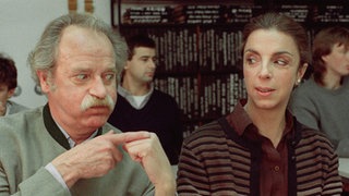 Wie in der Schule: Gottlieb Griese (Fritz Bachschmidt) sagt Berta Nolte (Ute Mora) vor.