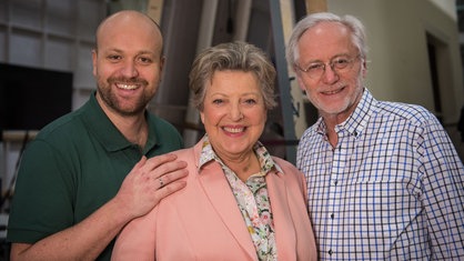 Ostergrüße von Hans Beimer (Joachim H. Luger), Helga Beimer (Marie-Luise Marjan) und Klaus Beimer (Moritz A. Sachs).