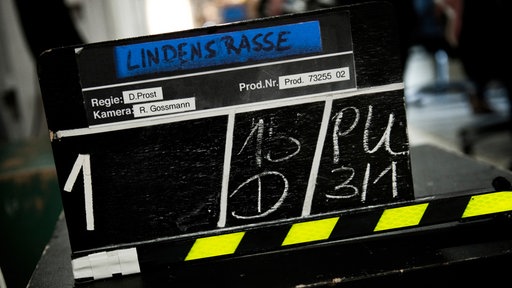 Nahaufnahme einer Regieklappe am Set