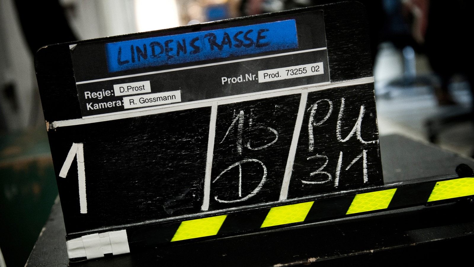 Nahaufnahme einer Regieklappe am Set