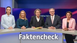 Sandra Maischberger und die Gäste der Sendung im Studio