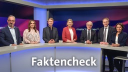 Sandra Maischberger und die Gäste der Sendung im Studio