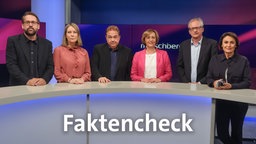 Sandra Maischberger und die Gäste der Sendung im Studio