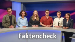 Sandra Maischberger und die Gäste der Sendung im Studio