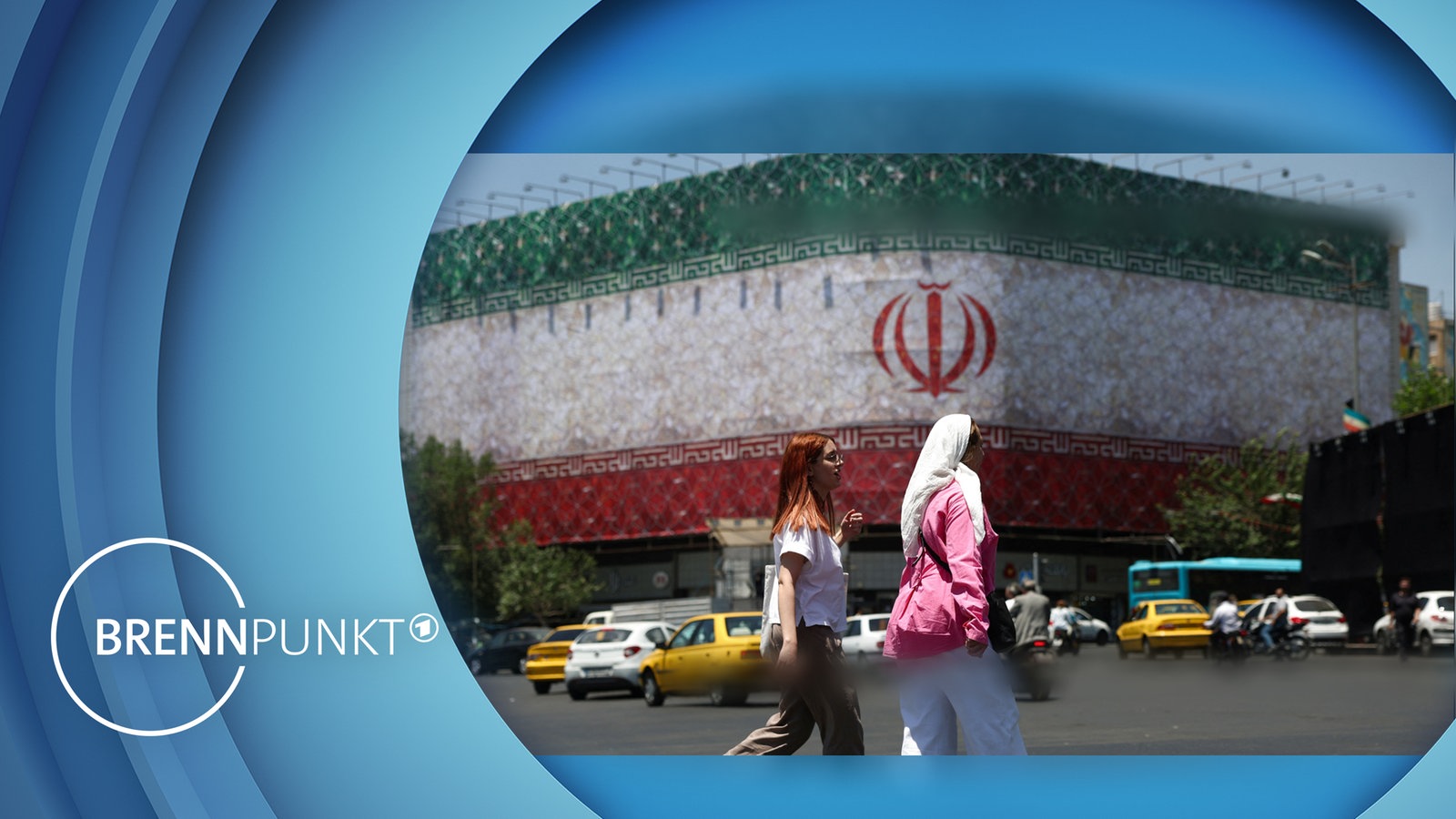 zwei Frauen vor einer Iranischen Fahne