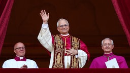 Der neue Papst Leo XIV winkt von dem Balkon des Petersdoms.