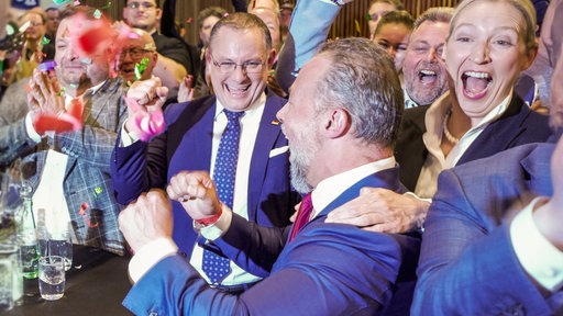 Das Bild zeigt Alice Weidel im Kofettiregen.