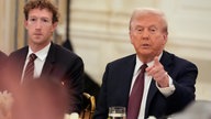Das Bild zeigt Trump mit Zuckerberg im weißen Haus.