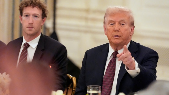 Das Bild zeigt Trump mit Zuckerberg im weißen Haus.