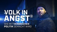 Das Bild zeigt Georg Restle im dunkeln vor einem Bahnhof mit dem Titel "Volk in Angst - Wie mit Verbrechen Politik gemacht wird"