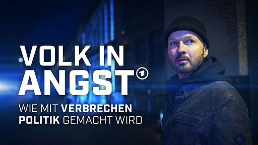 Das Bild zeigt Georg Restle im dunkeln vor einem Bahnhof mit dem Titel "Volk in Angst - Wie mit Verbrechen Politik gemacht wird"