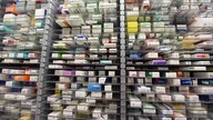 Das Bild zeigt viele Verpackungen von Medikamenten. 