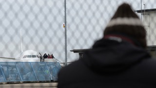 Archivbild: Abgelehnte Asylbewerber an einem Flughafen 