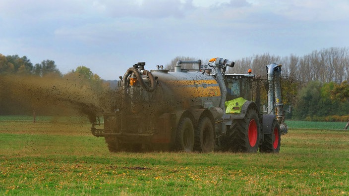 Gülle wird von einem Landwirt auf einem Feld ausgebracht.