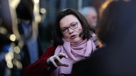 Andrea Nahles, SPD-Bundestagsfraktionsvorsitzende, gibt vor der Regionalkonferenz in der Stadthalle Kamen ein Interview