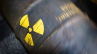 Symbolbild Atomkraft: Radioaktivzeichen auf einer rostigen Tonne
