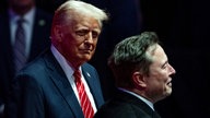 Das Bild zeigt Donald Trump und Elon Musk vor dunklem Hintergrund.