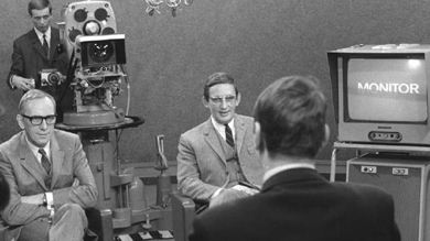 Claus-Hinrich Casdorff, eine schwarz-weiß Aufnahme aus dem alten Monitorstudio