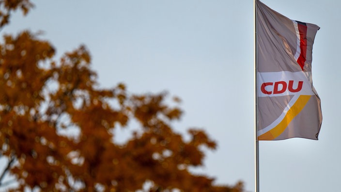 Die CDU-Fahne weht vor dem Konrad-Adenauer-Haus im Wind.