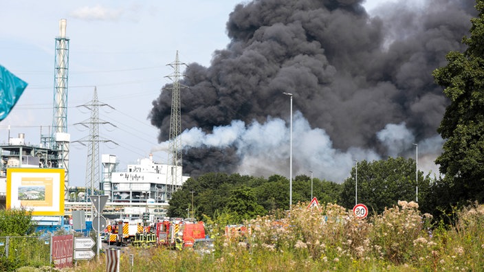 Eine Rauchwolke über dem Chemiepark in Leverkusen nach einer Explosion am 27.07.2021