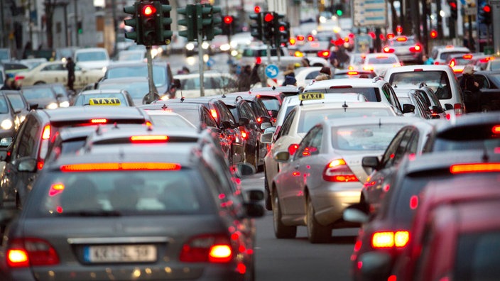 Autos stauen sich in der Düsseldorfer Innenstadt