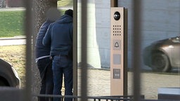 Zwei Männer von hinten
