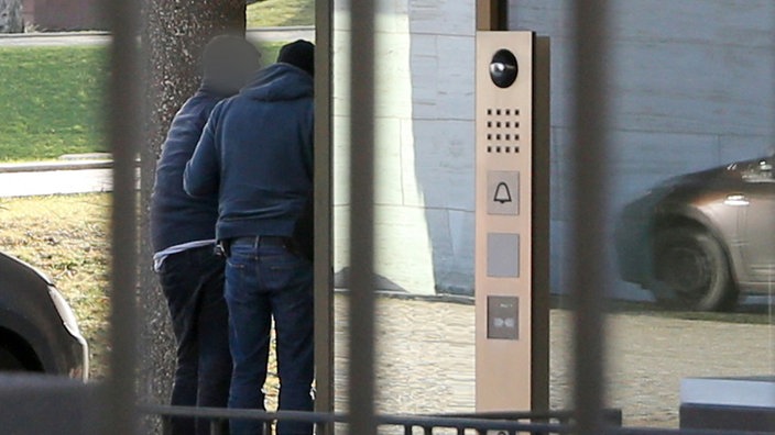 Zwei Männer von hinten