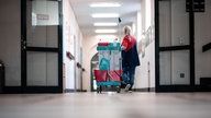 Reinigungskraft in einer Schule