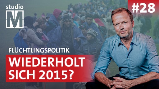 Schriftzug "Wiederholt sich 2015", Porträt von Georg Restle, im Hintergrund Geflüchtete auf dem Weg nach Europa